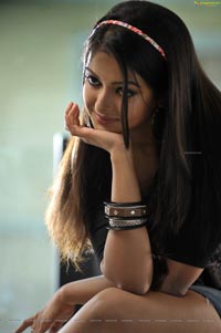 Iddarammayilatho Second Heroine Photos