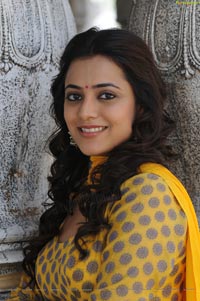 Ishtam Tamil Movie Heroine Nisha Aggarwal Wallpapers