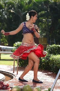 Peru Maatrumdaan Pavithra Item Song Dancer