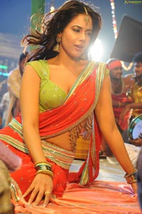 Sameera Reddy in Krishnam Vande Jagadgurum