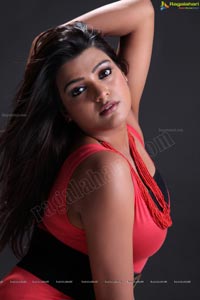 Pazhaya Vannarapettai Heroine Photos