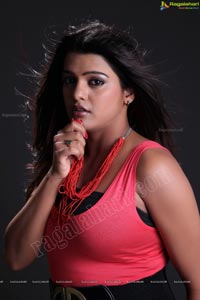 Pazhaya Vannarapettai Heroine Photos