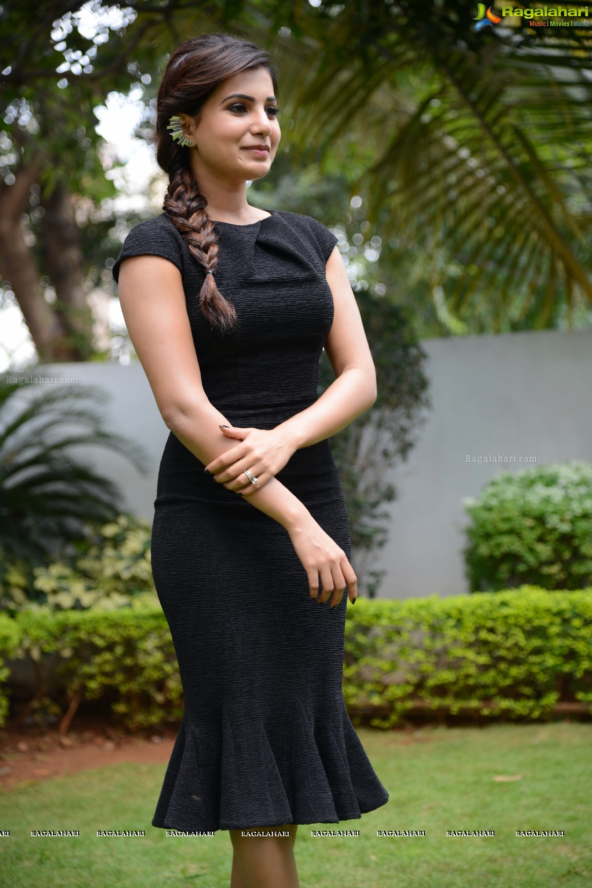 Samantha Ruth Prabhu in Black Dress HD Gallery