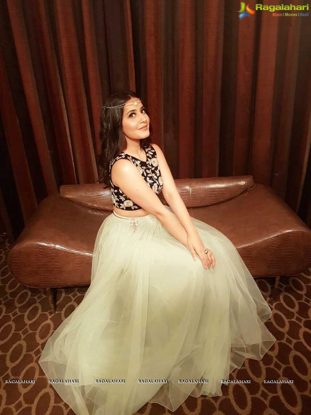 Tollywood Actress Raashi Khanna Latest Photos