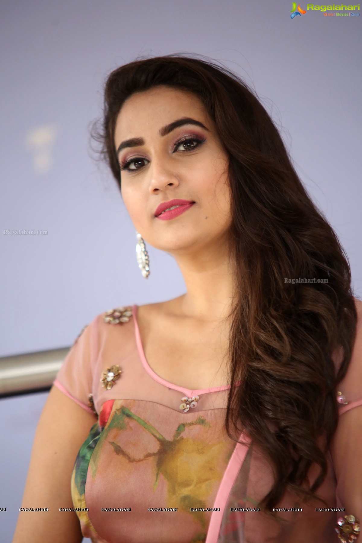 Manjusha at Nuvvu Thopu Raa Trailer Launch