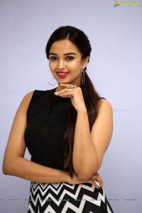 Telugu Heroine Pujita Ponnada