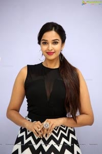 Telugu Heroine Pujita Ponnada