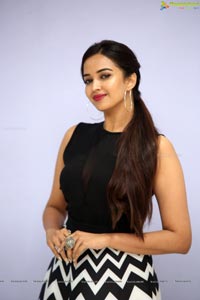 Telugu Heroine Pujita Ponnada