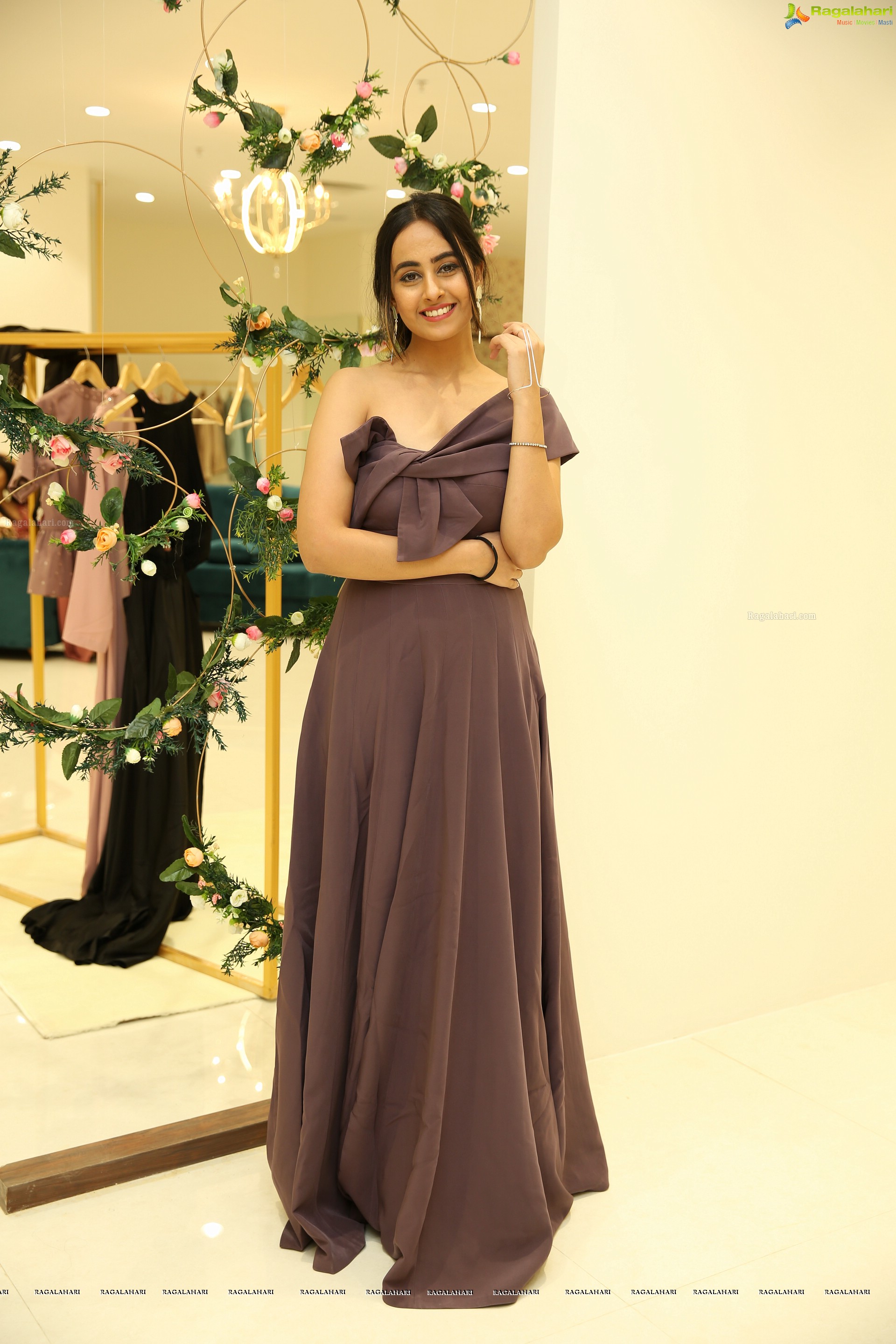 Ameeksha Pawar @ Atelier Showroom Launch & Fashion Show - HD Gallery