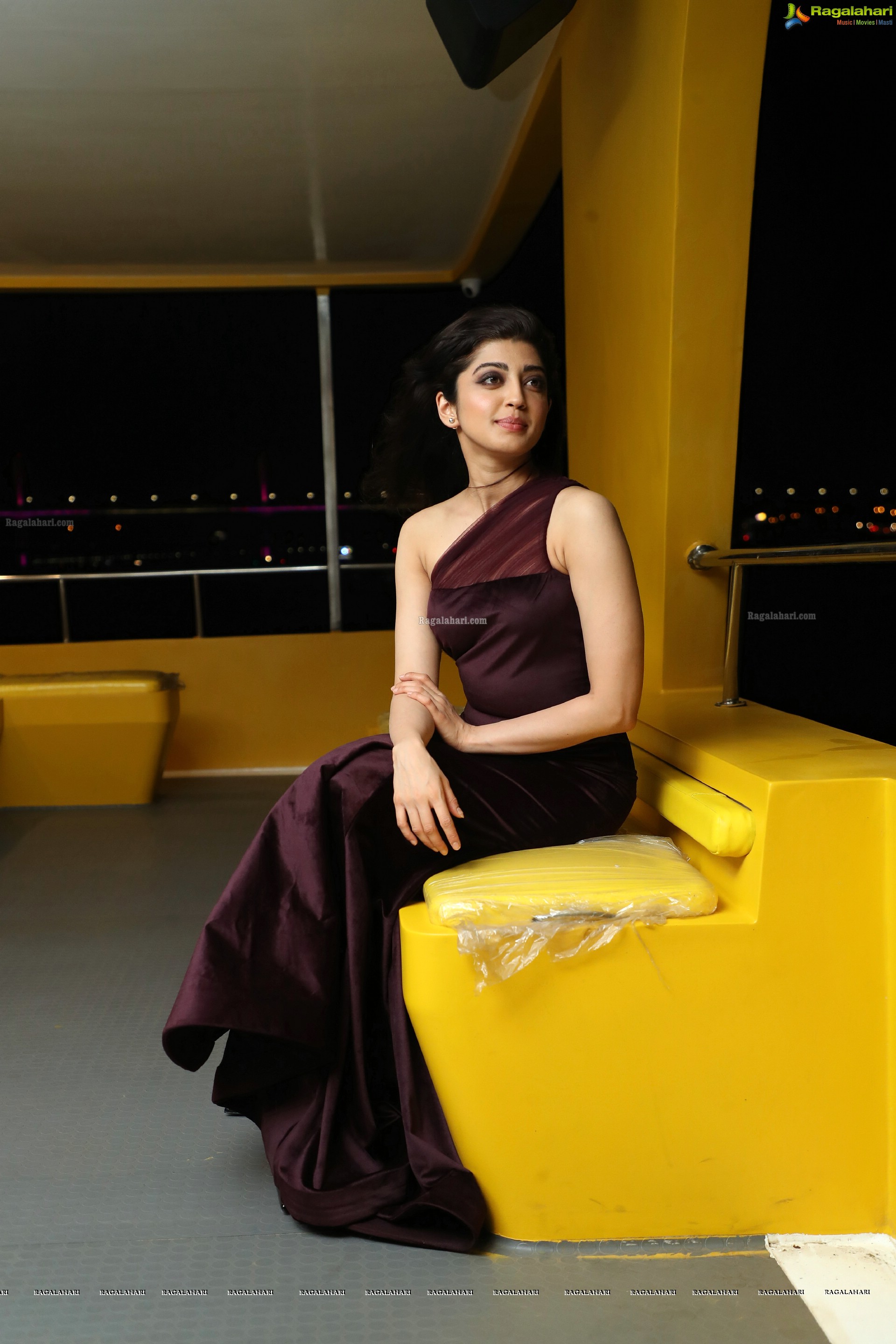 Pranitha Subhash (High Definition Photos)