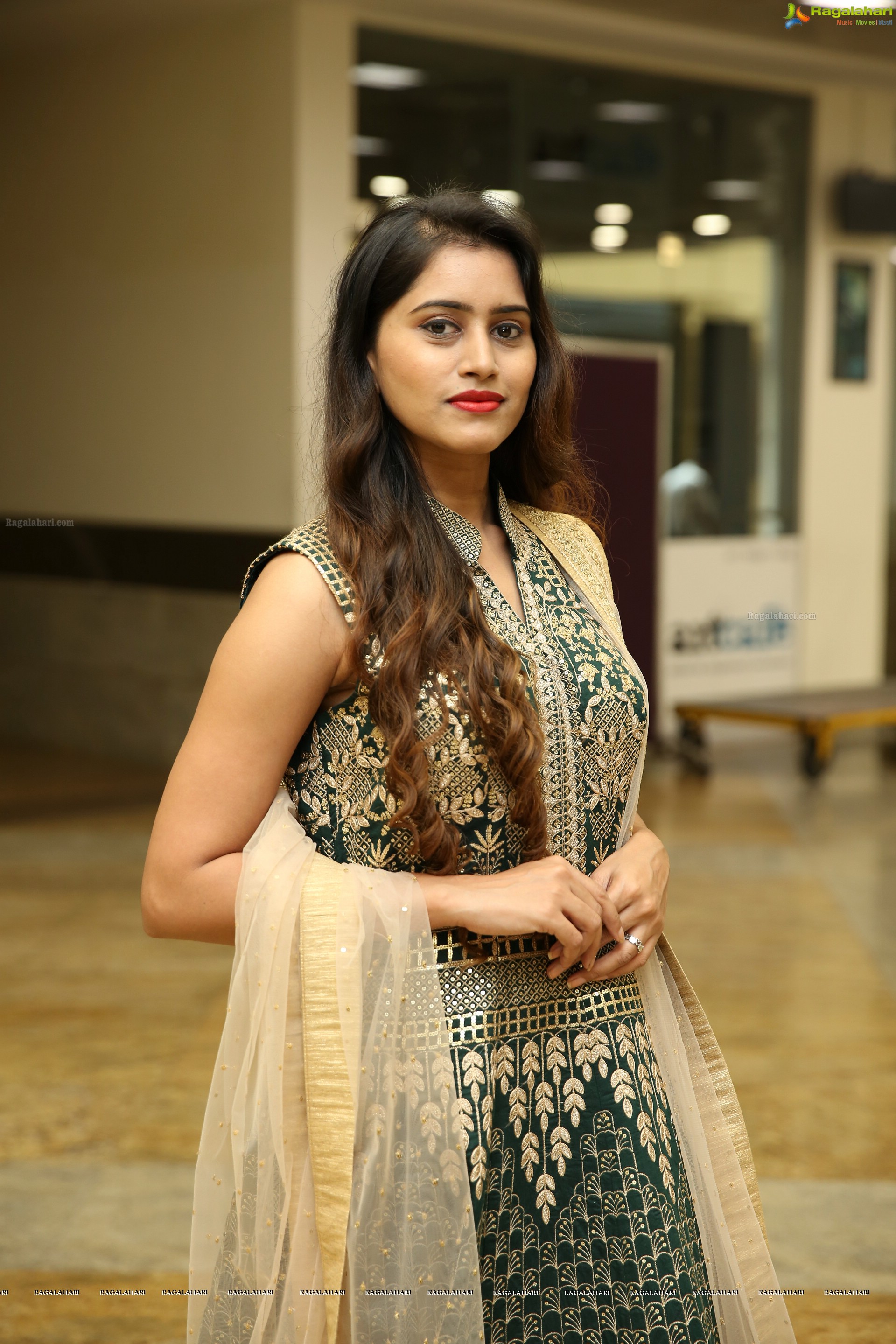 Swathi Kashyap @ Hi Life Exhibition Logo Launch - HD Gallery