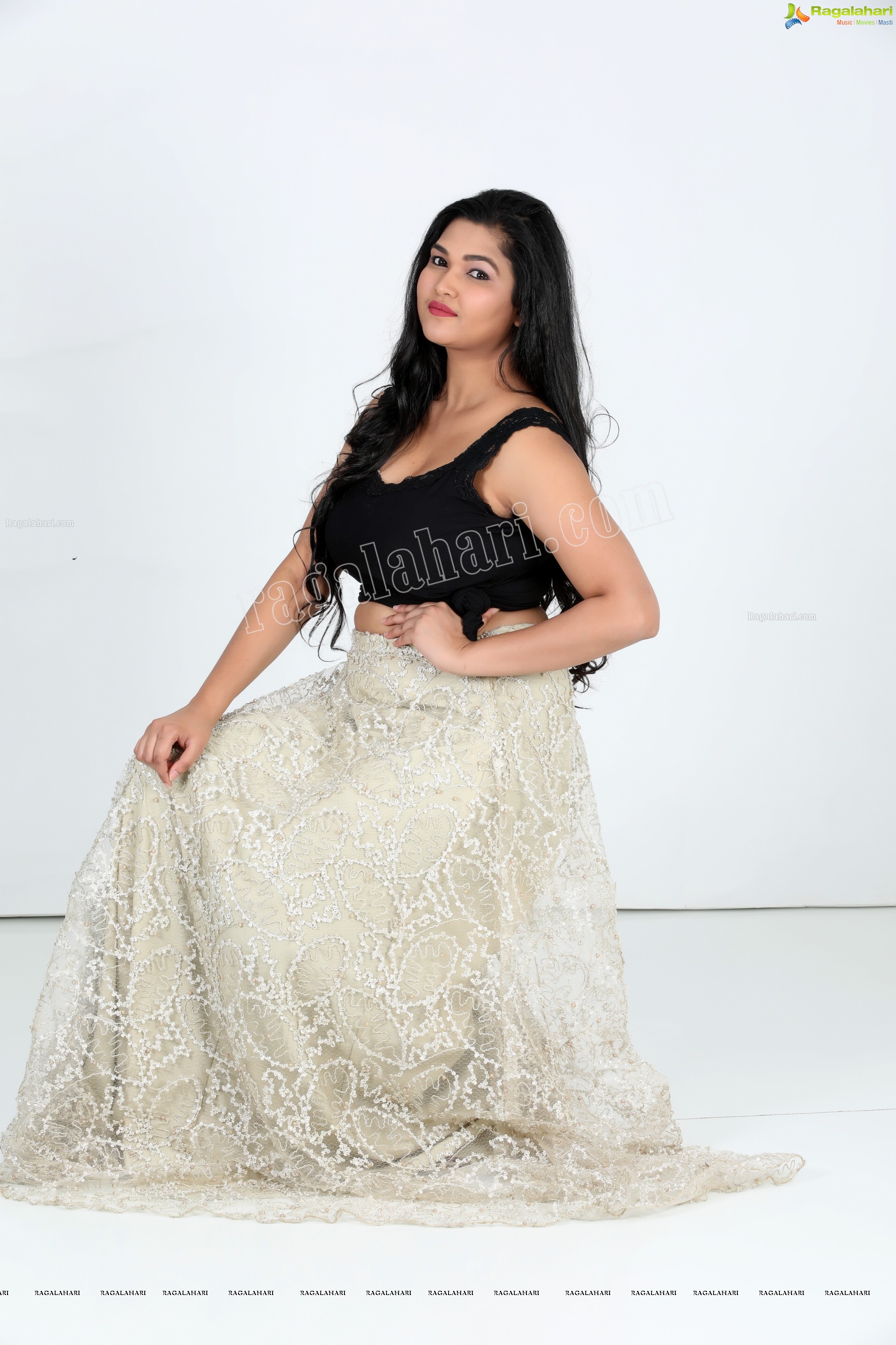 Aami Asmaan (Exclusive Photo Shoot) (High Definition Photos)