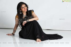 Viswa Sri Bandhavi in Plain Black Saree