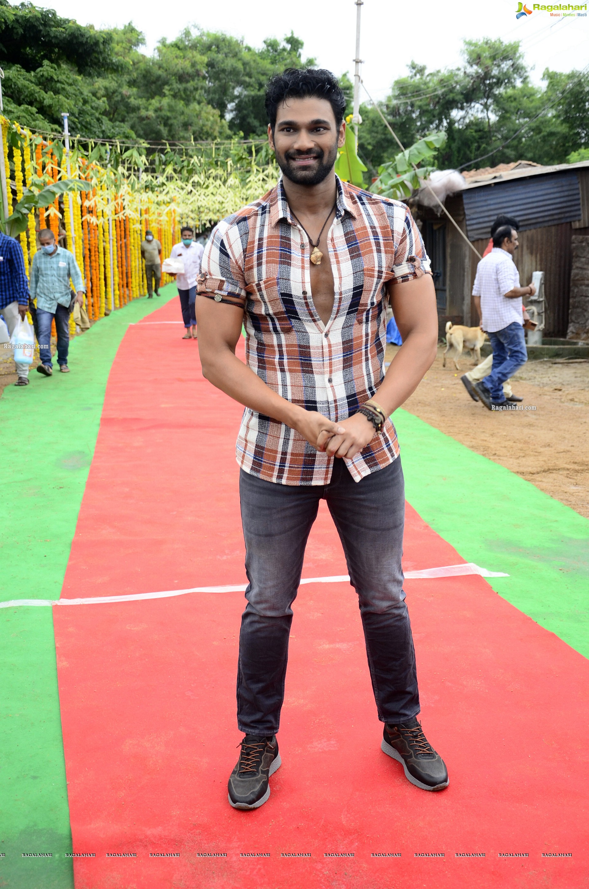 Bellamkonda Sreenivas at Chatrapathi Hindi Remake Pooja Ceremony, HD Photo Gallery