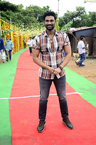 Bellamkonda Sreenivas at Chatrapathi Hindi Remake Pooja