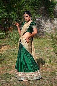 Divi Vadthya Stills From Telangana Folk Number Silaka Mukku