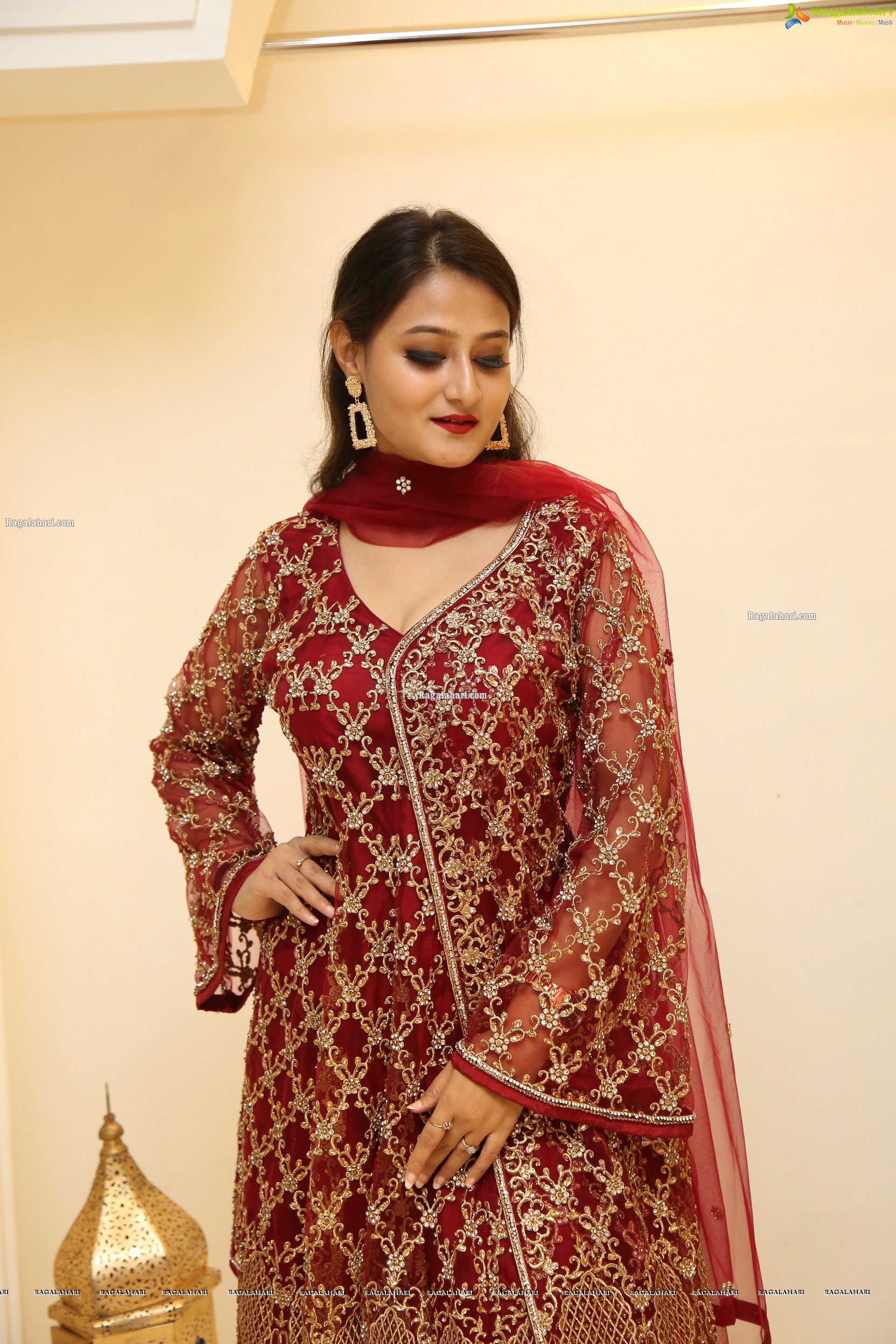 Nilofer Haidry in Red Churidar, HD Photo Gallery