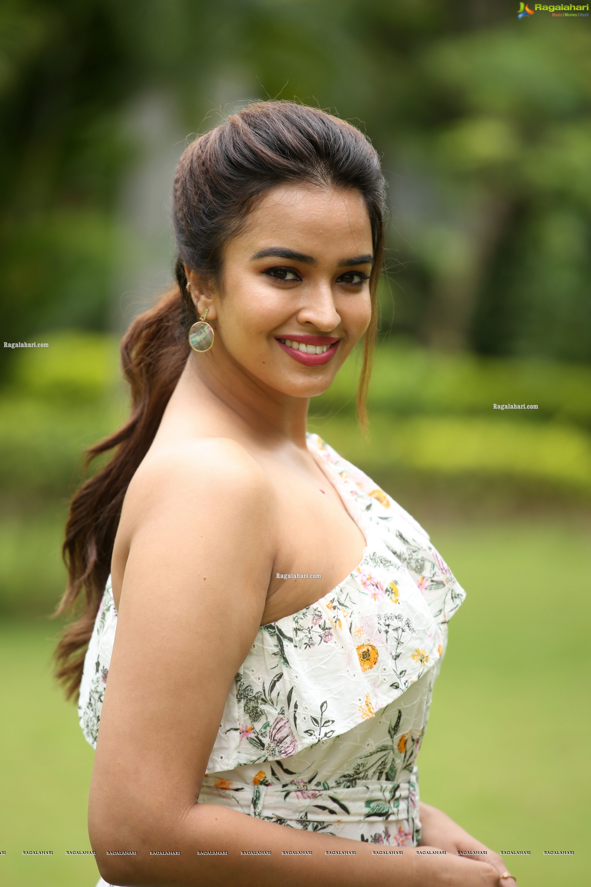 Pujita Ponnada at Akasa Veedhilo Movie Trailer Launch, HD Photo Gallery