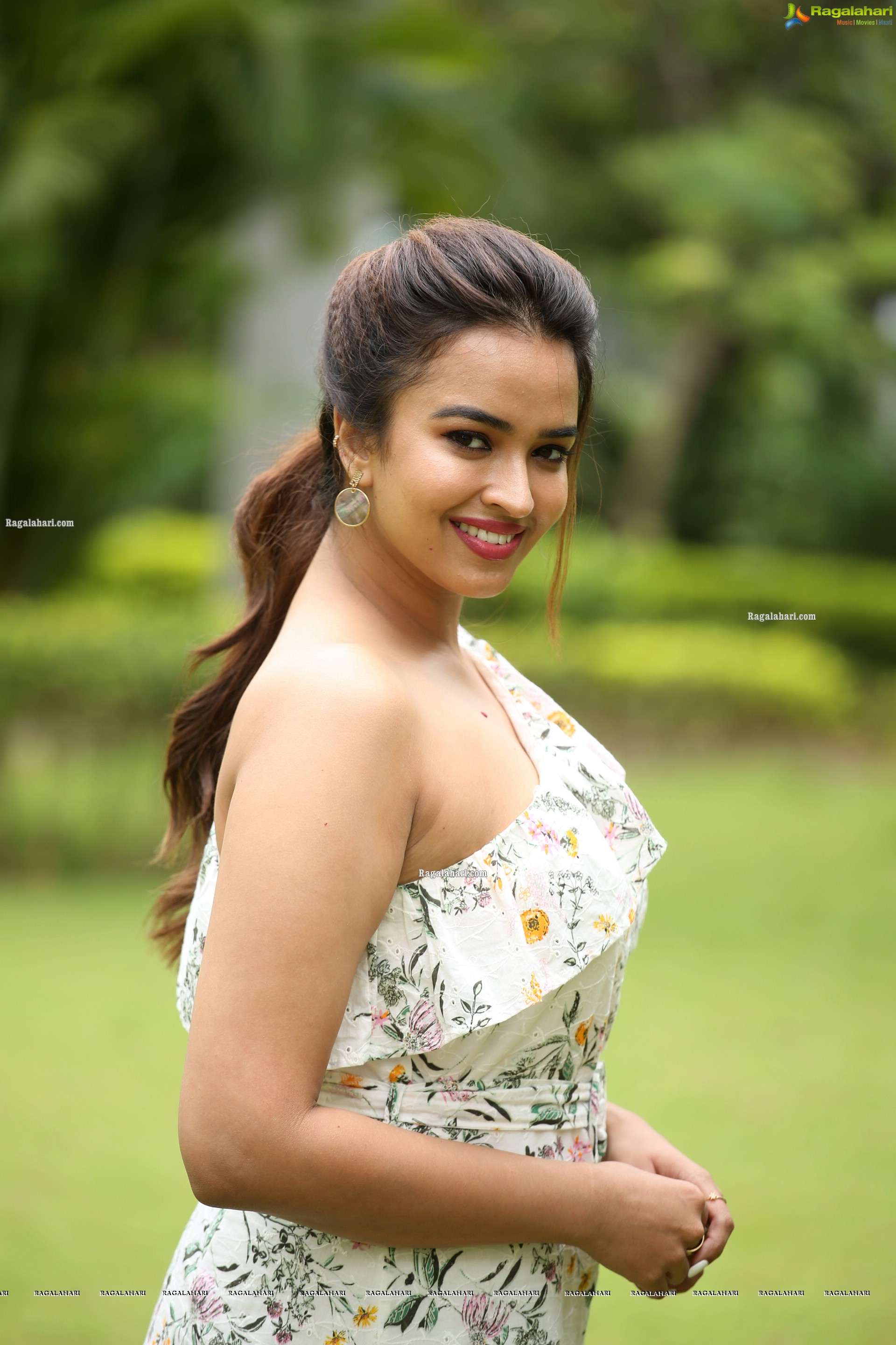 Pujita Ponnada at Akasa Veedhilo Movie Trailer Launch, HD Photo Gallery