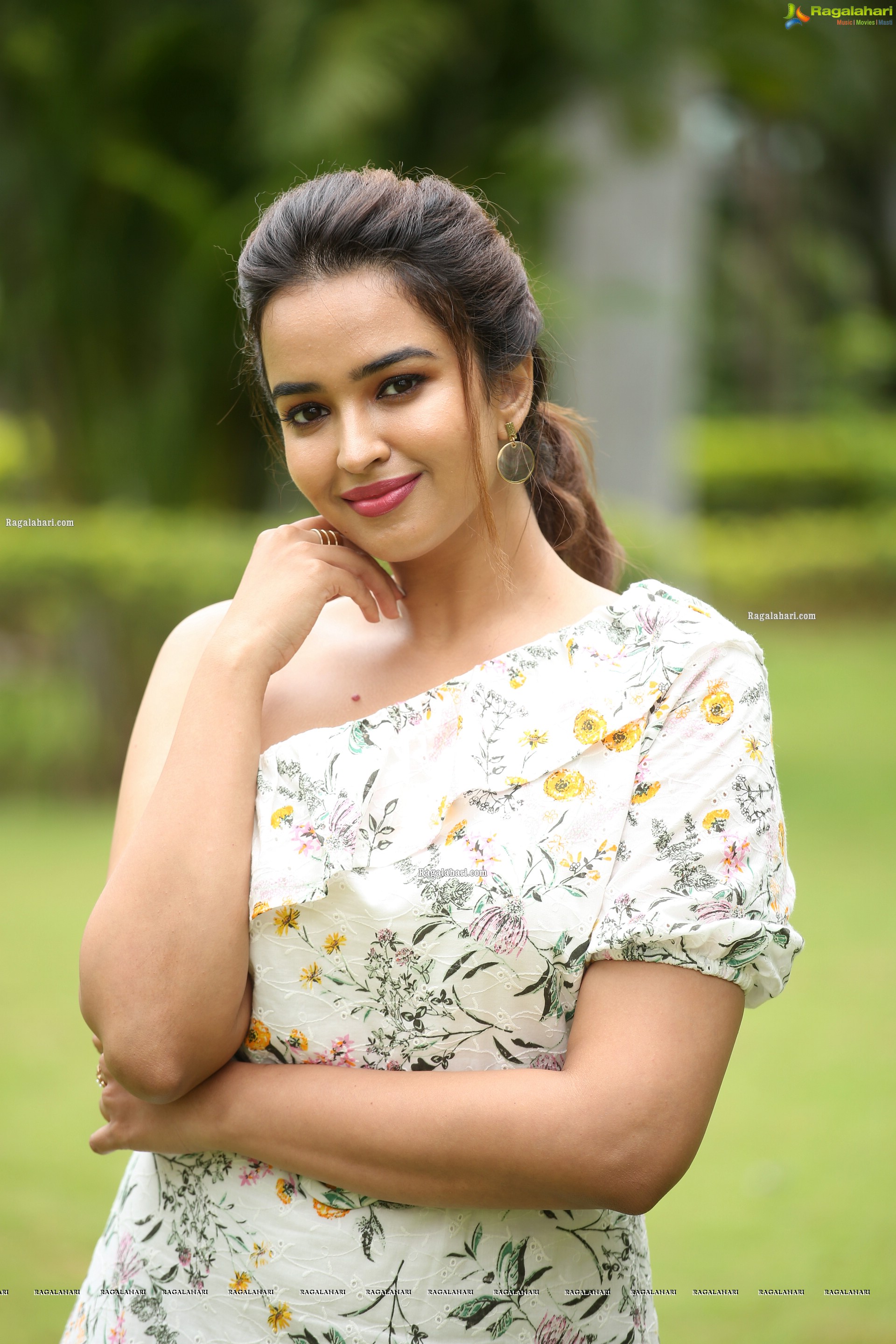 Pujita Ponnada at Akasa Veedhilo Movie Trailer Launch, HD Photo Gallery