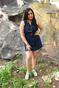 Priyansha Dubey at Dammunnodu Movie Opening