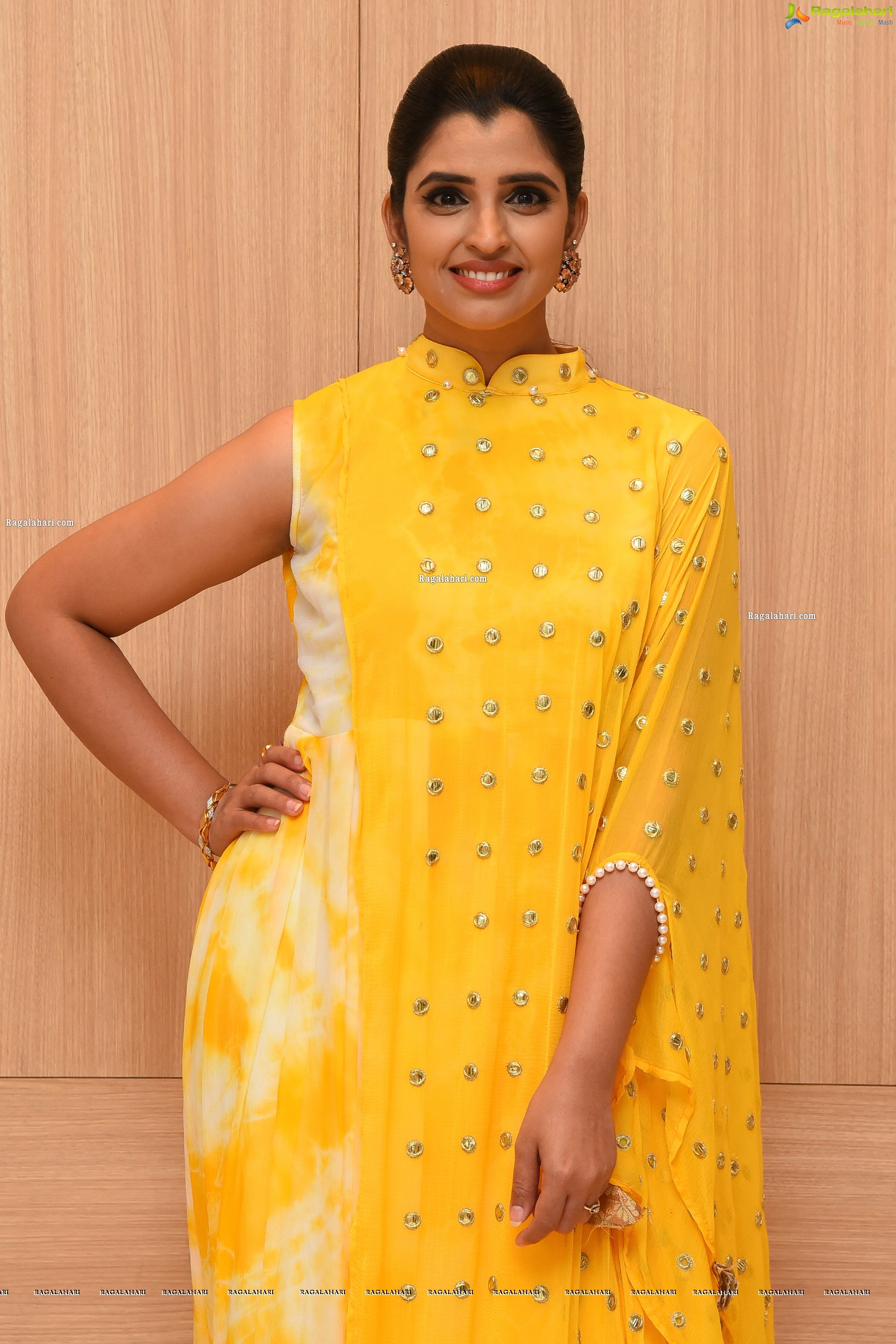 Anchor Shyamala in Yellow Dress, HD Photo Gallery