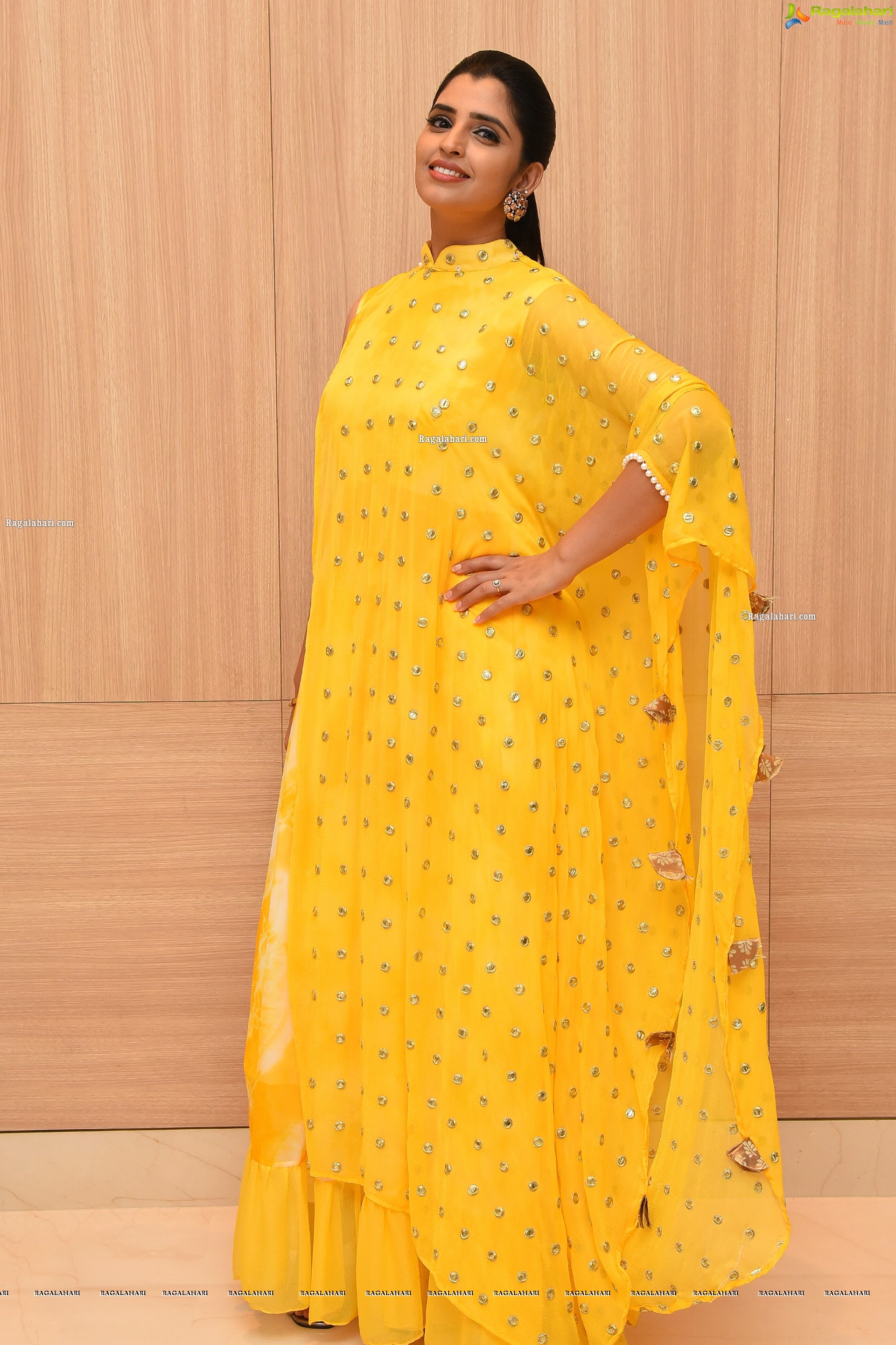 Anchor Shyamala in Yellow Dress, HD Photo Gallery