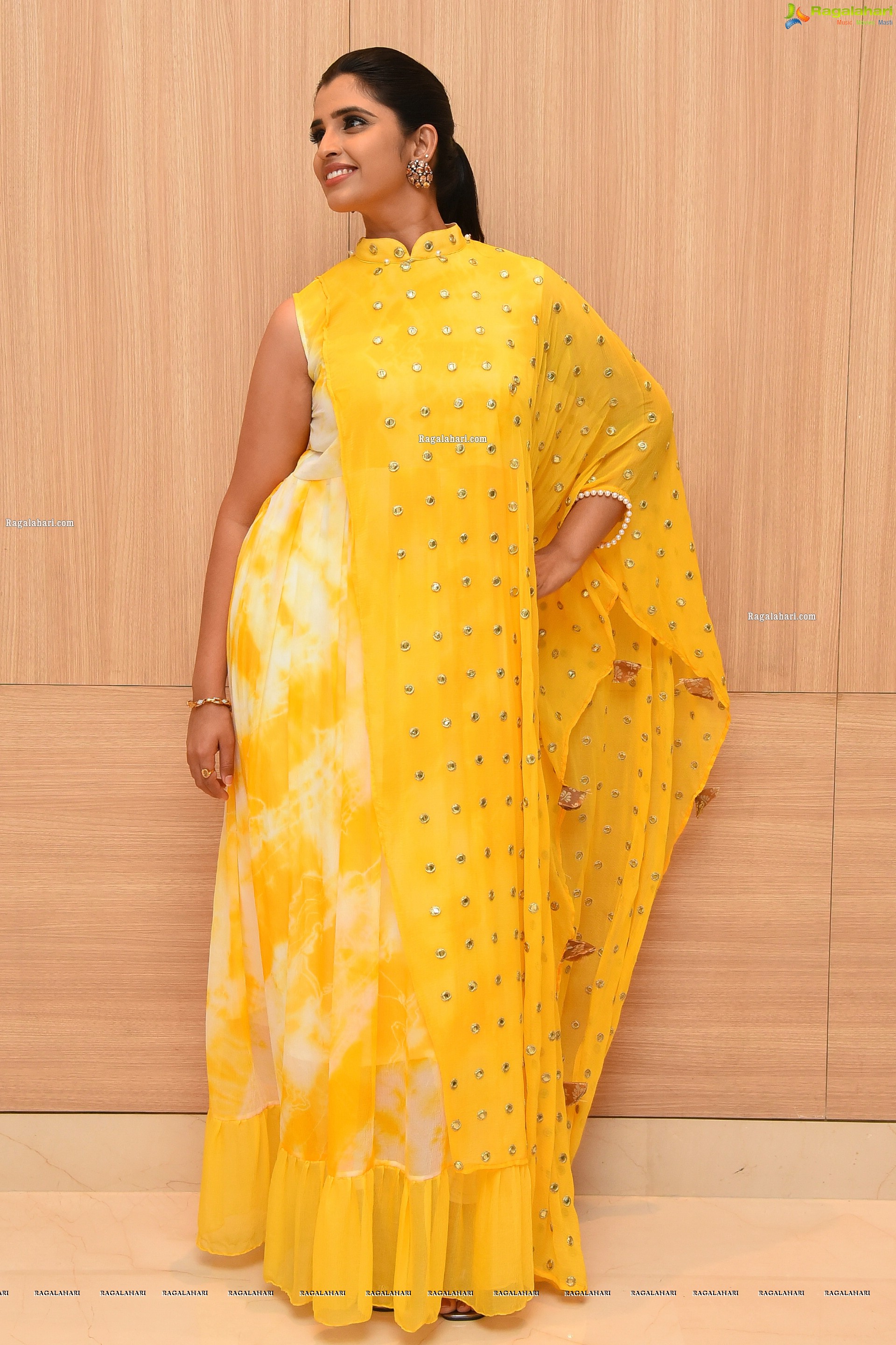 Anchor Shyamala in Yellow Dress, HD Photo Gallery