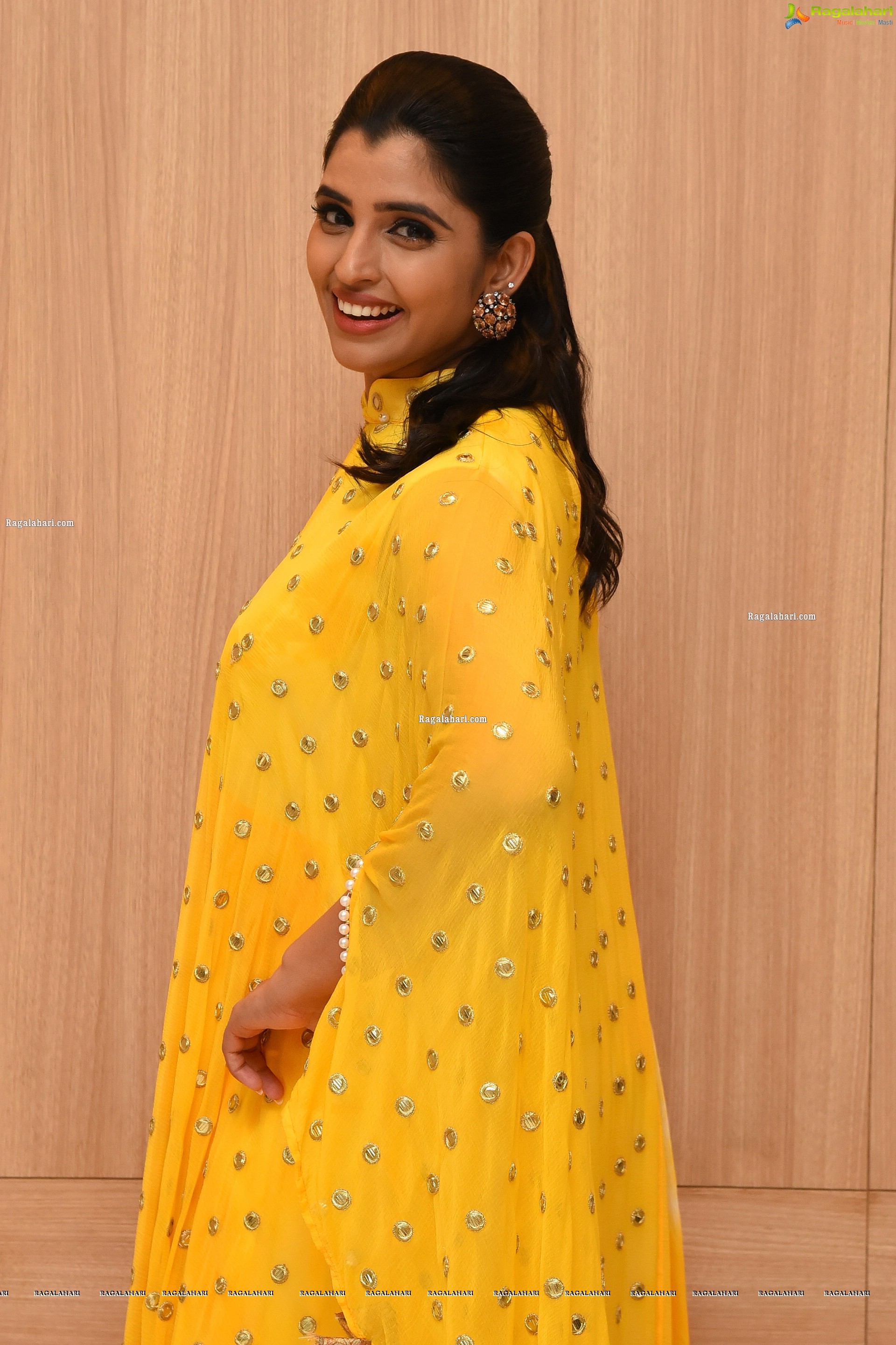 Anchor Shyamala in Yellow Dress, HD Photo Gallery