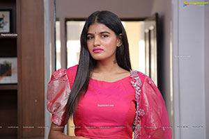 Sindhu Manthri in Green and Pink Lehenga Choli