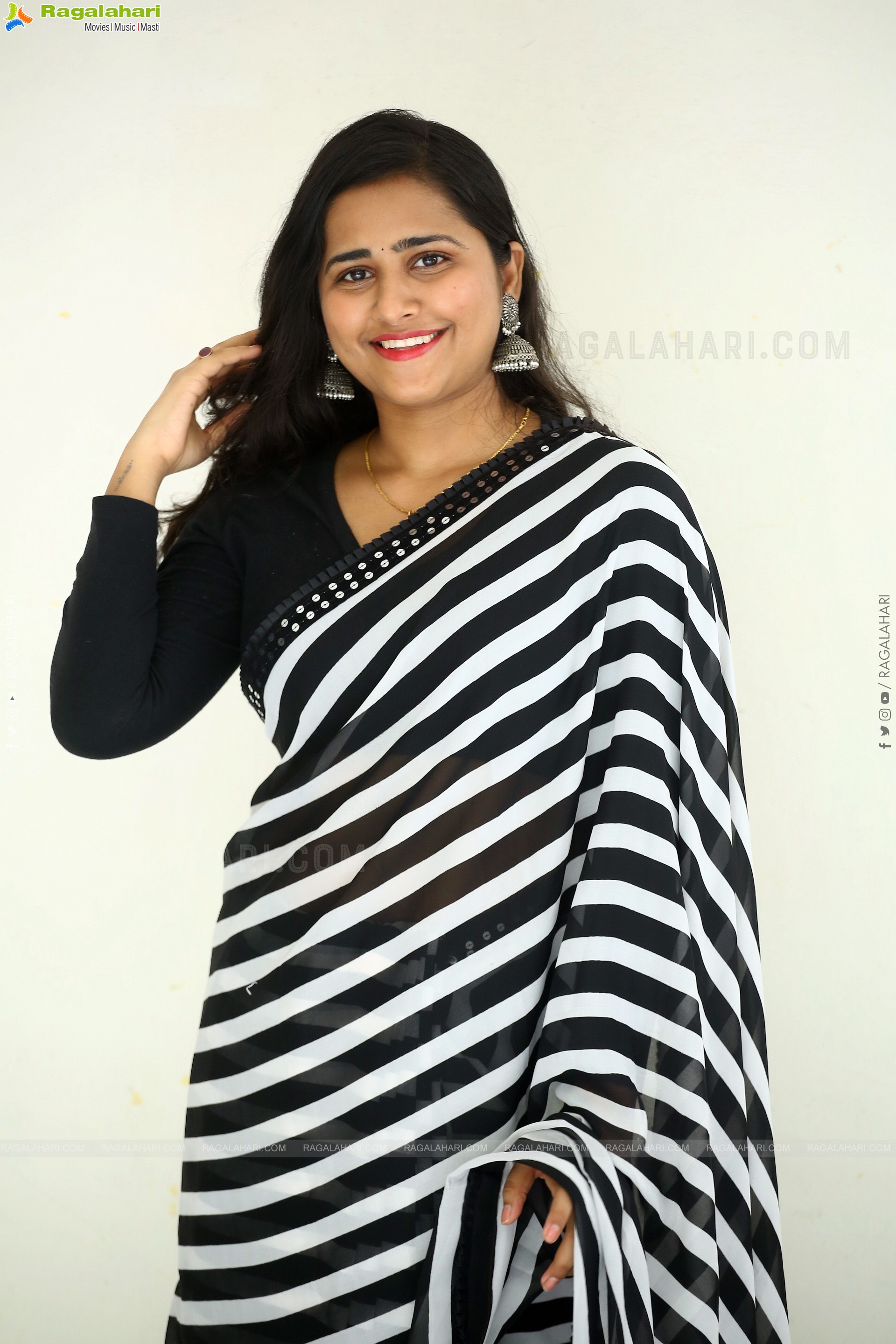 Akhila Akarshana Stills at Naa Venta Paduthunna Chinnadevadamma Movie Press Meet