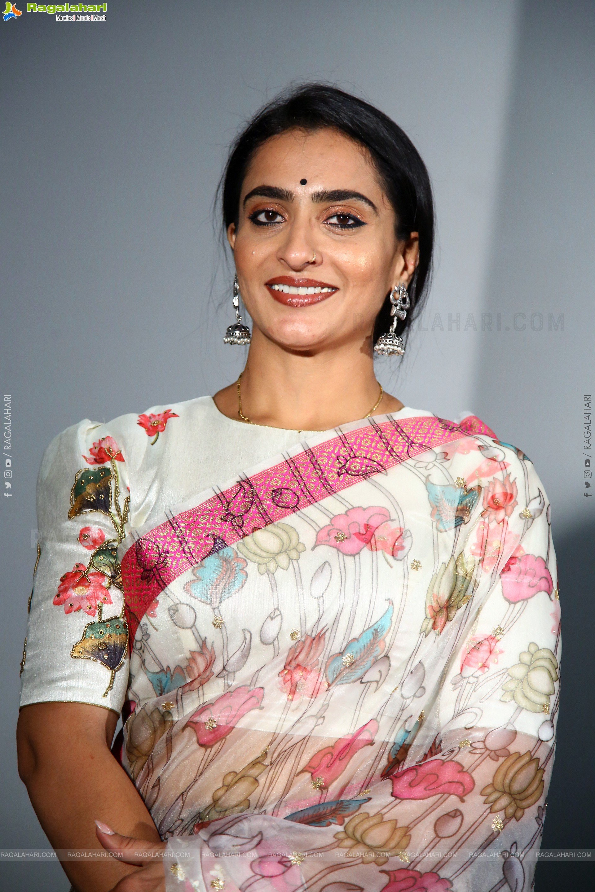 Archana Ananth at Maatarani Mounamidi Movie Press Meet, HD Photo Gallery