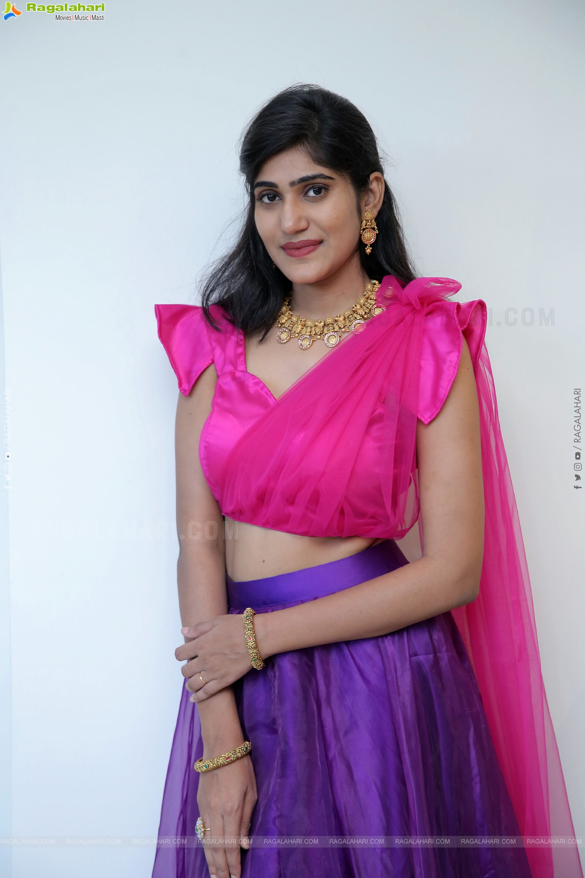 Bindu Bhargavi Poses With Jewellery, HD Photo Gallery