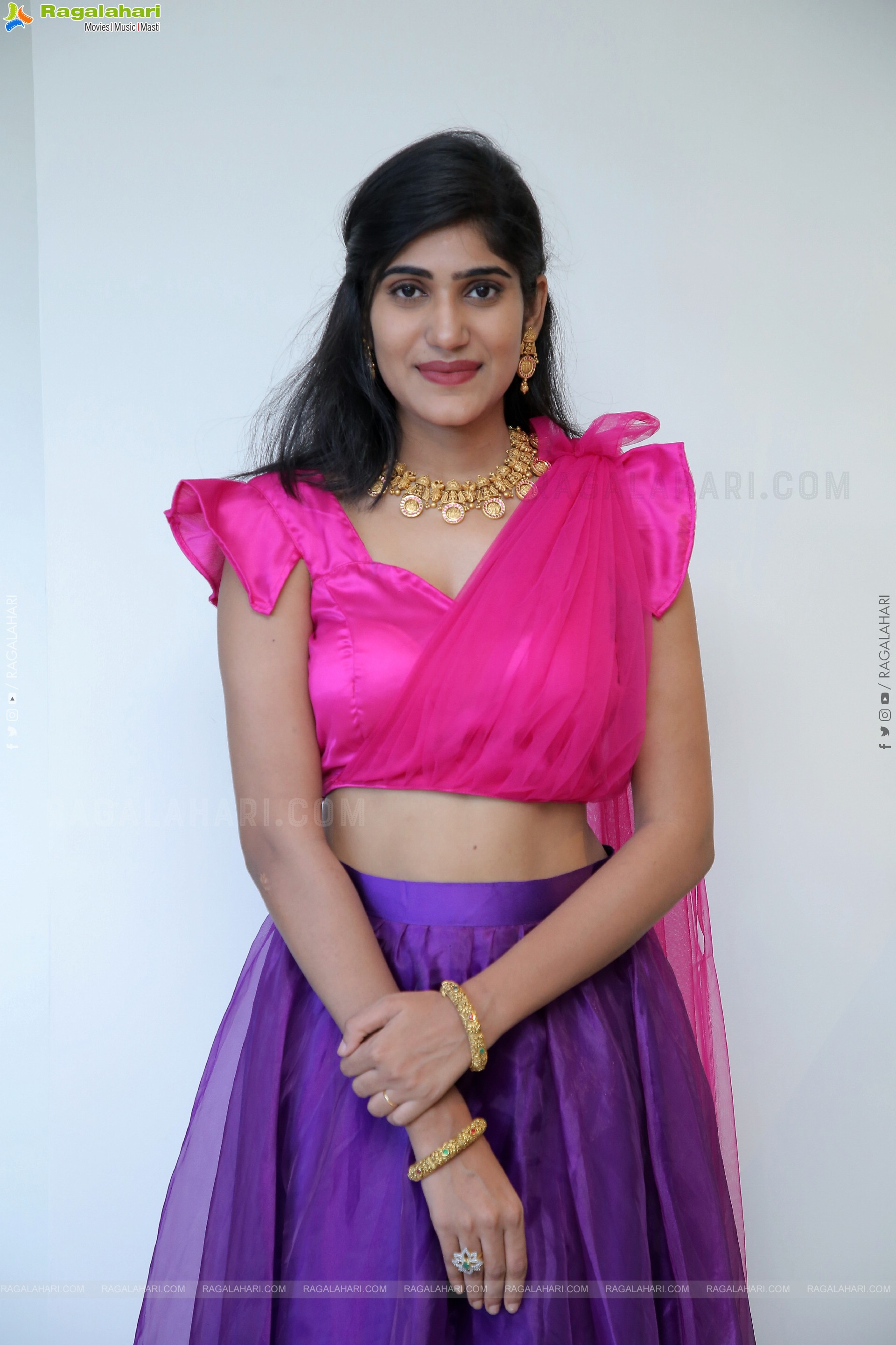 Bindu Bhargavi Poses With Jewellery, HD Photo Gallery