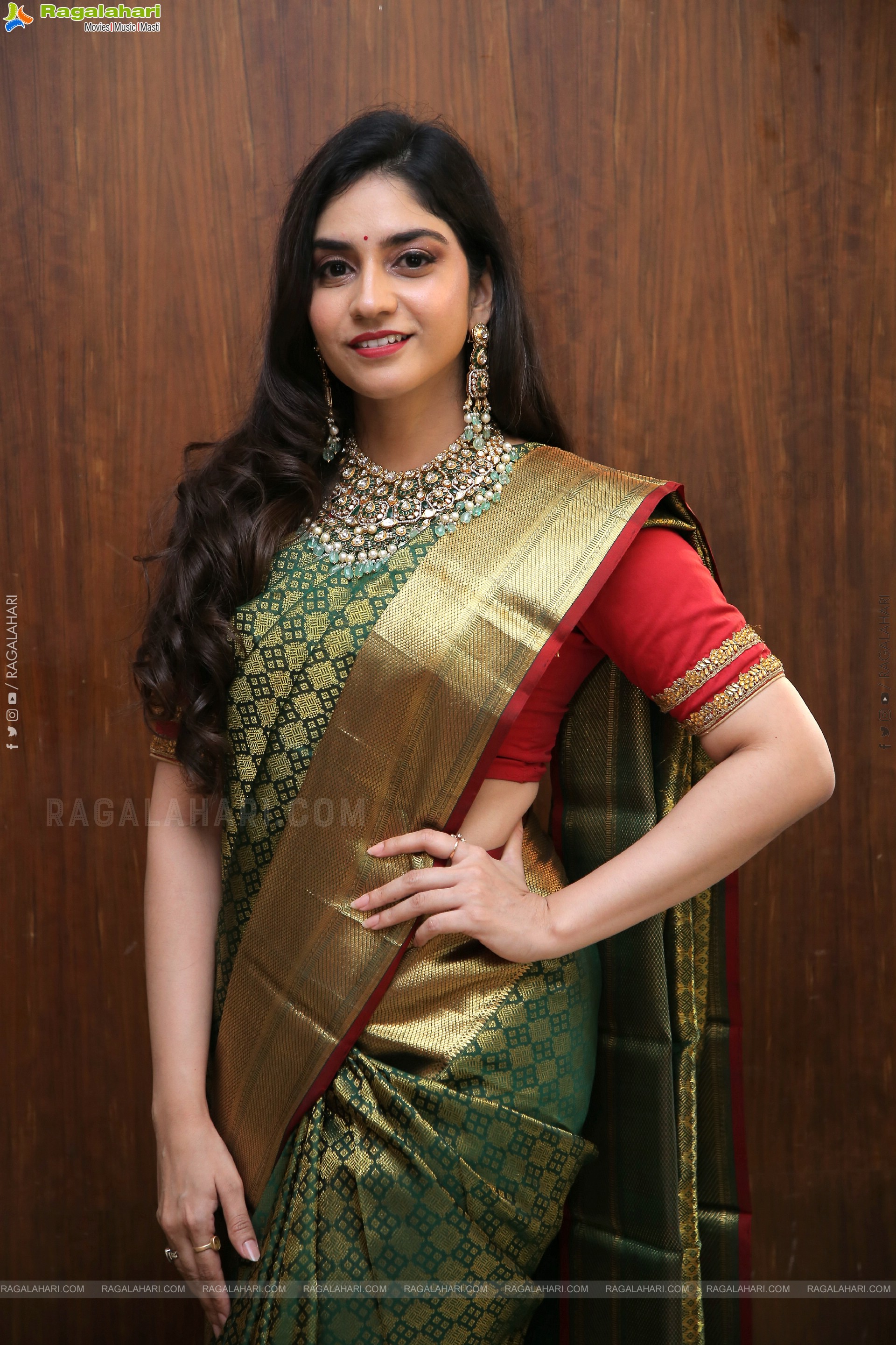 Sandra Jaichandran Poses With Jewellery, HD Photo Gallery