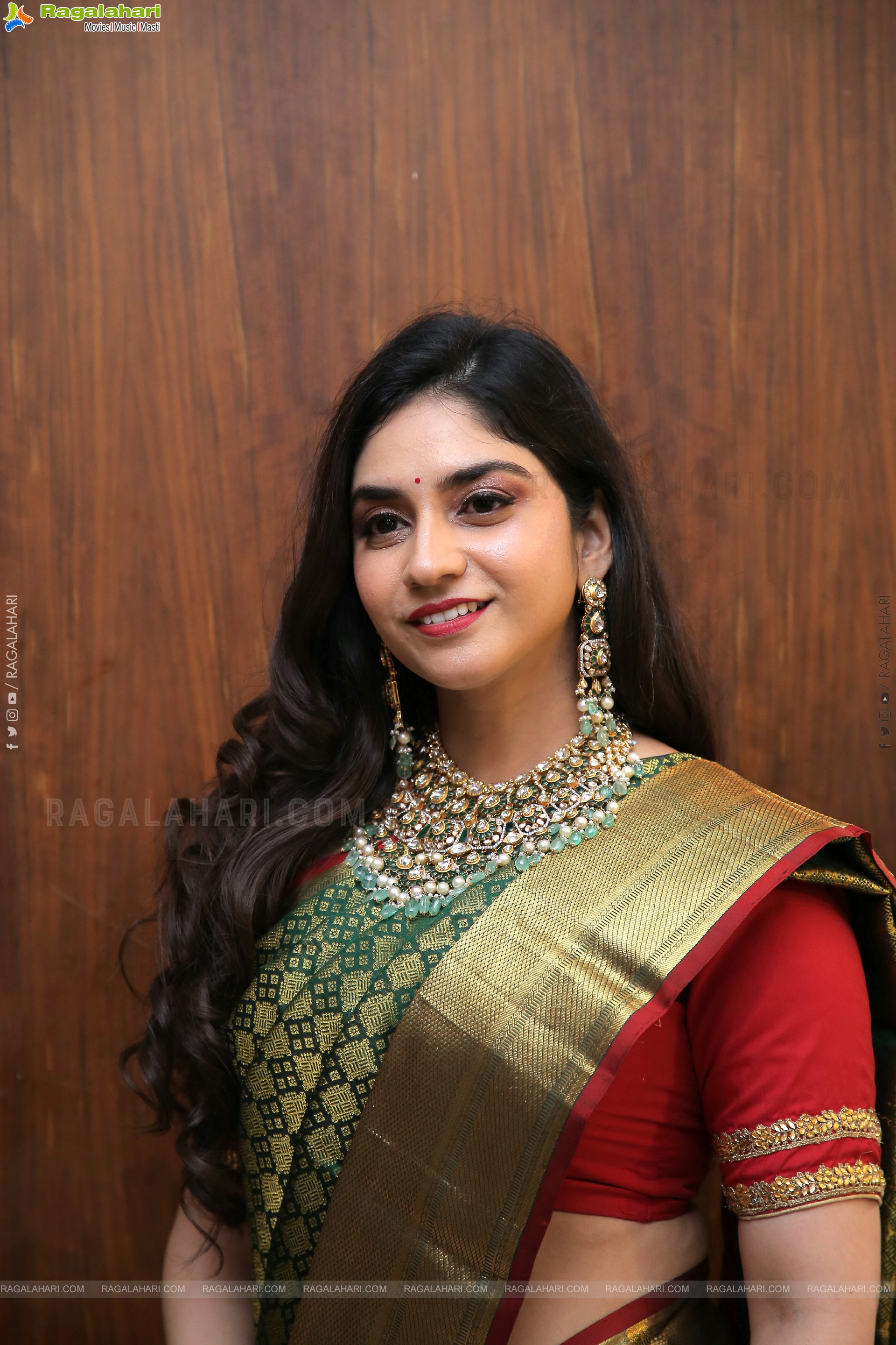 Sandra Jaichandran Poses With Jewellery, HD Photo Gallery