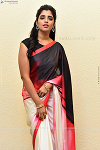 Anchor Shyamala at Ladki Pre-Release Event