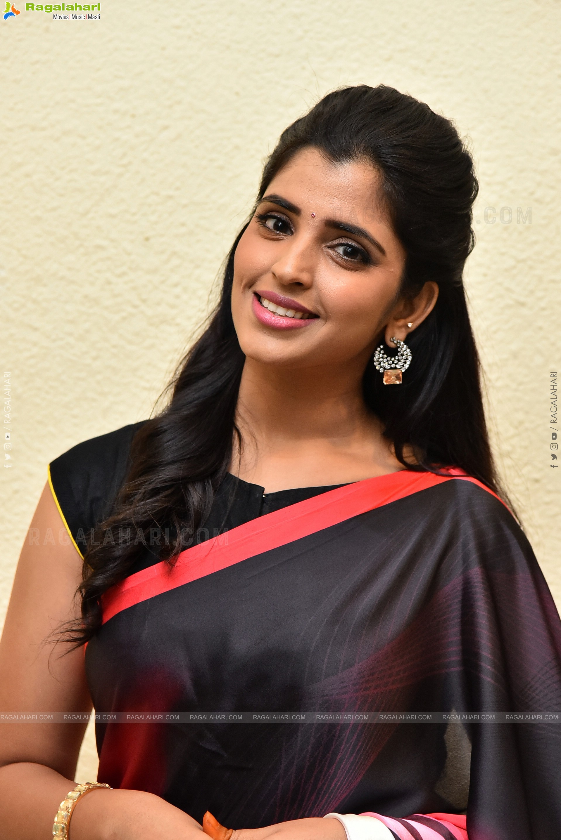 Anchor Shyamala Stills at Ladki Pre-Release Event, HD Photo Gallery