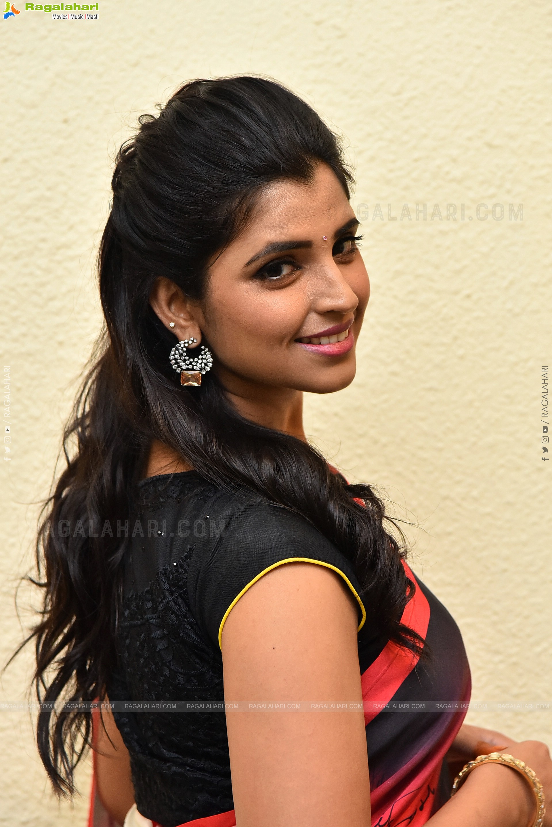 Anchor Shyamala Stills at Ladki Pre-Release Event, HD Photo Gallery