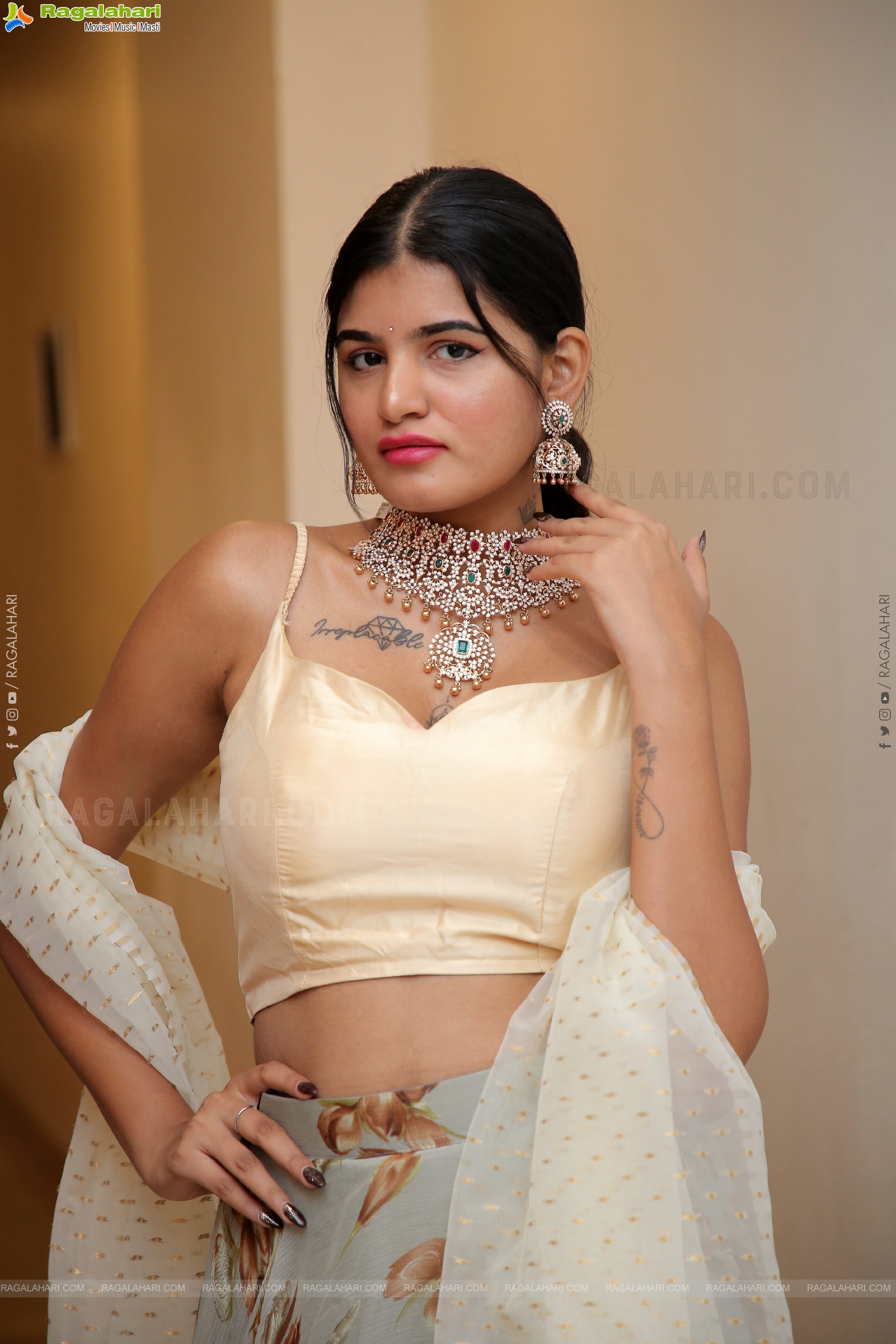 Sindhu Manthri Poses With Jewellery, HD Photo Gallery