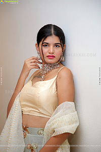 Sindhu Manthri Poses With Jewellery
