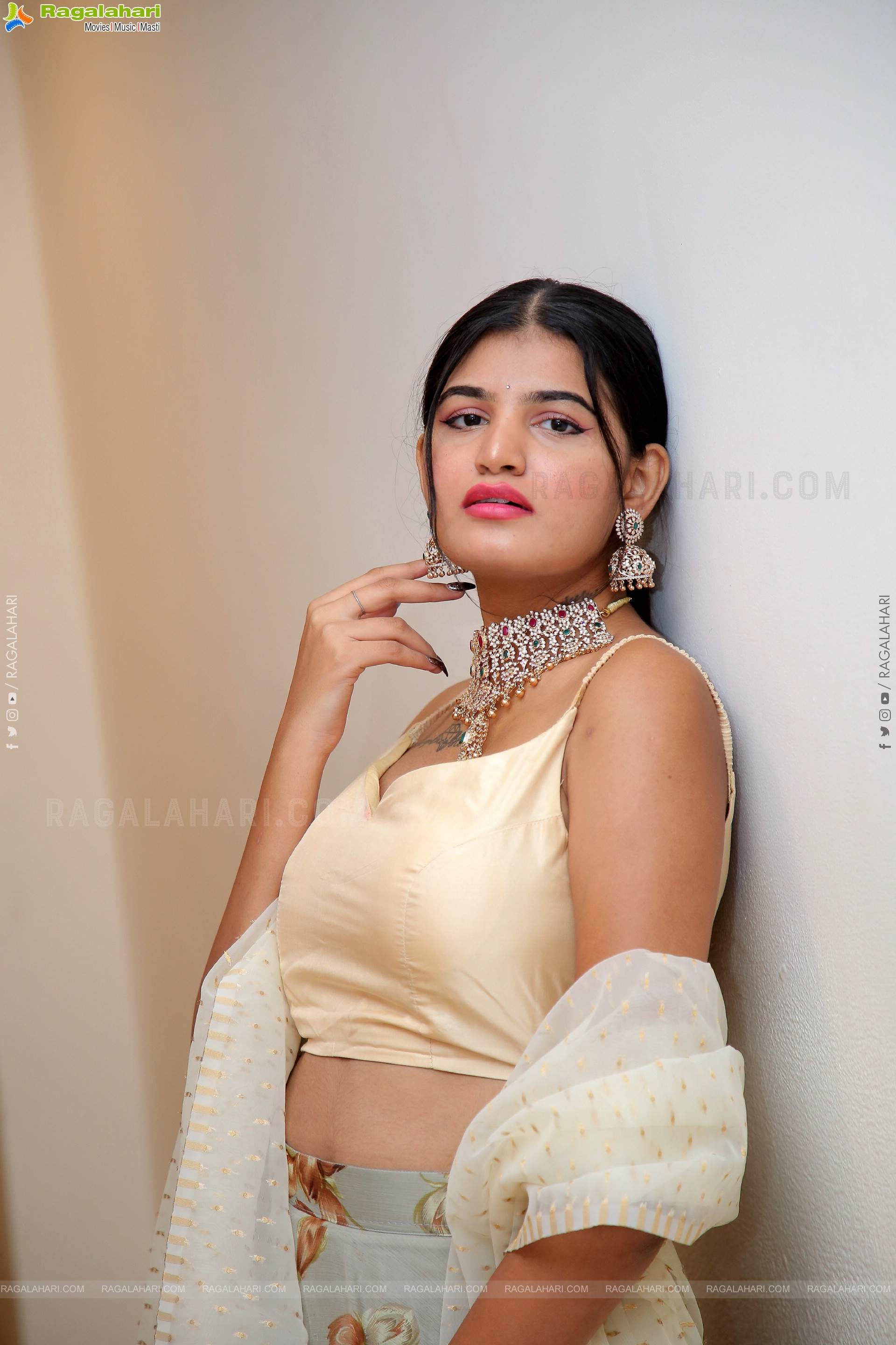 Sindhu Manthri Poses With Jewellery, HD Photo Gallery