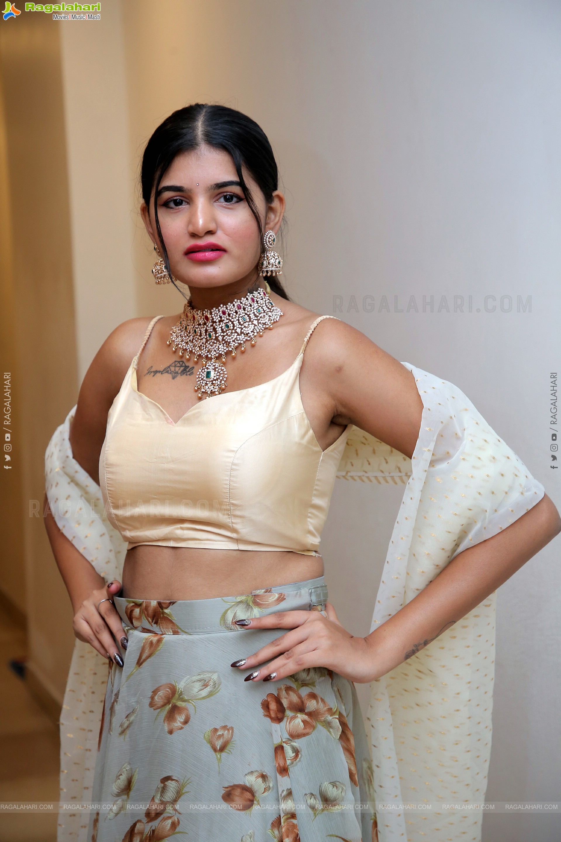 Sindhu Manthri Poses With Jewellery, HD Photo Gallery