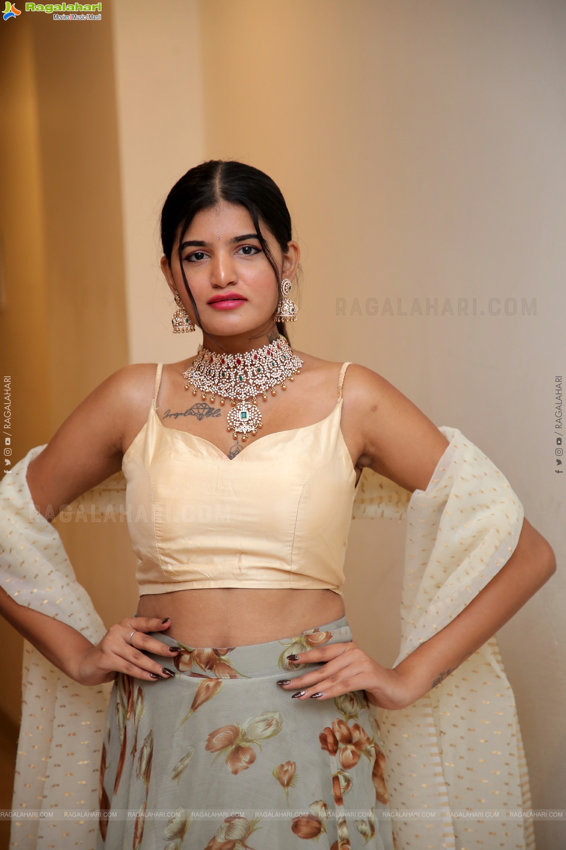 Sindhu Manthri Poses With Jewellery, HD Photo Gallery