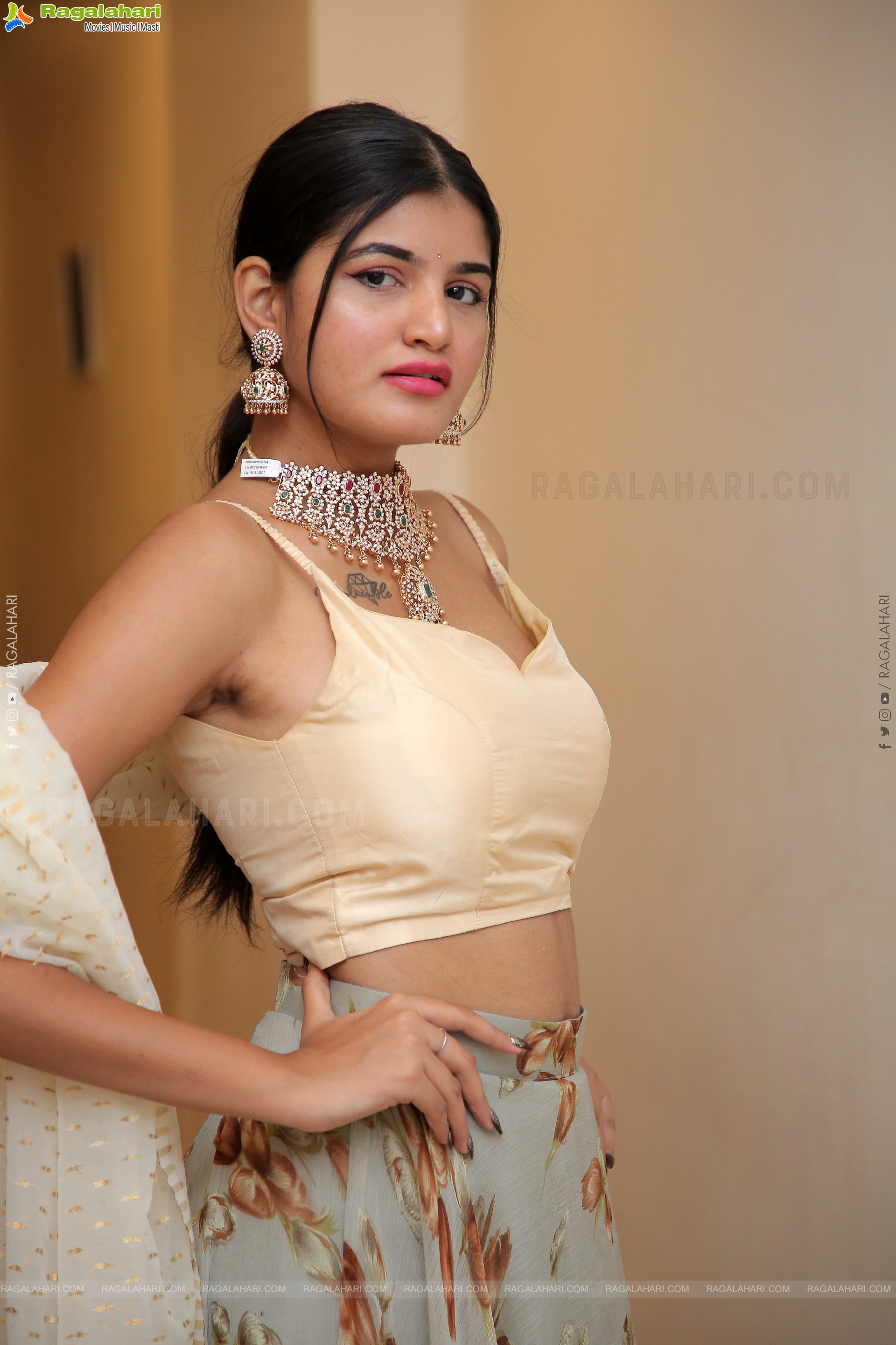 Sindhu Manthri Poses With Jewellery, HD Photo Gallery