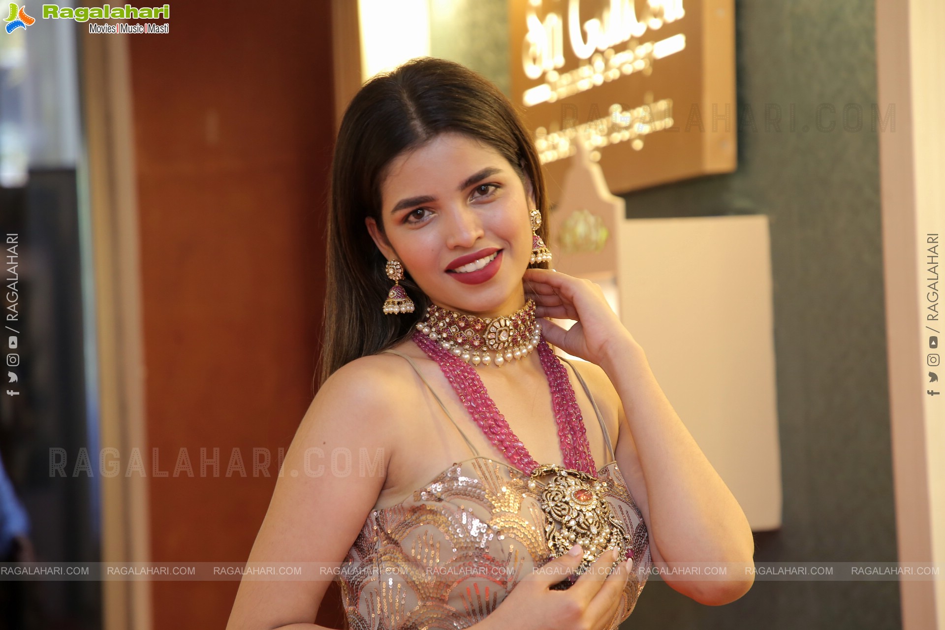 Urmila Chauhan Poses With Jewellery, HD Photo Gallery