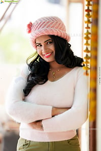 Anusha Venugopal in Baby Pink Sweatshirt