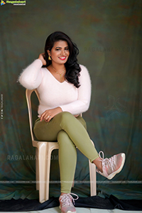 Anusha Venugopal in Baby Pink Sweatshirt