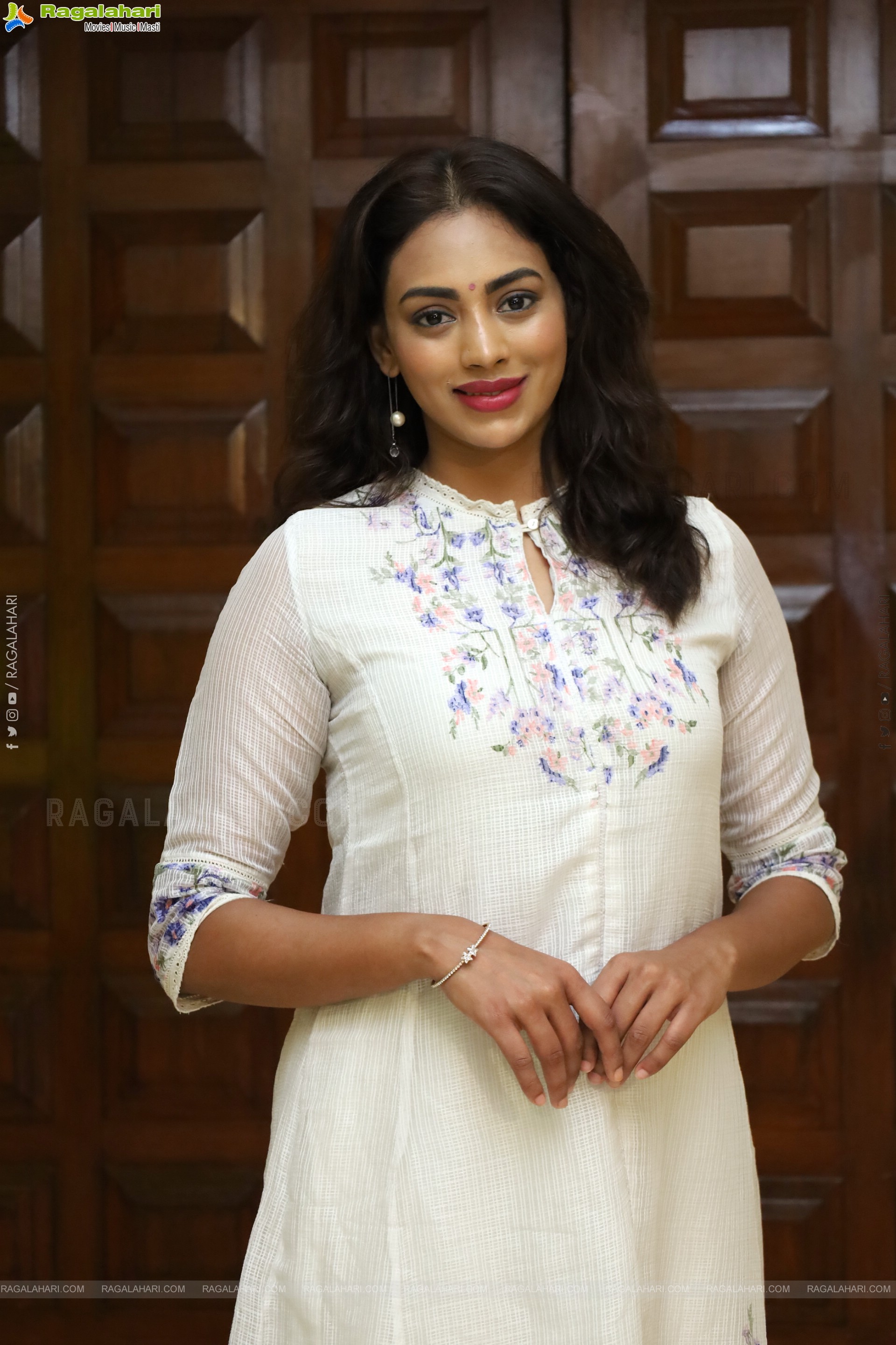 Kamakshi Bhaskarla at Sutraa Fashion Exhibition, HD Photo Gallery