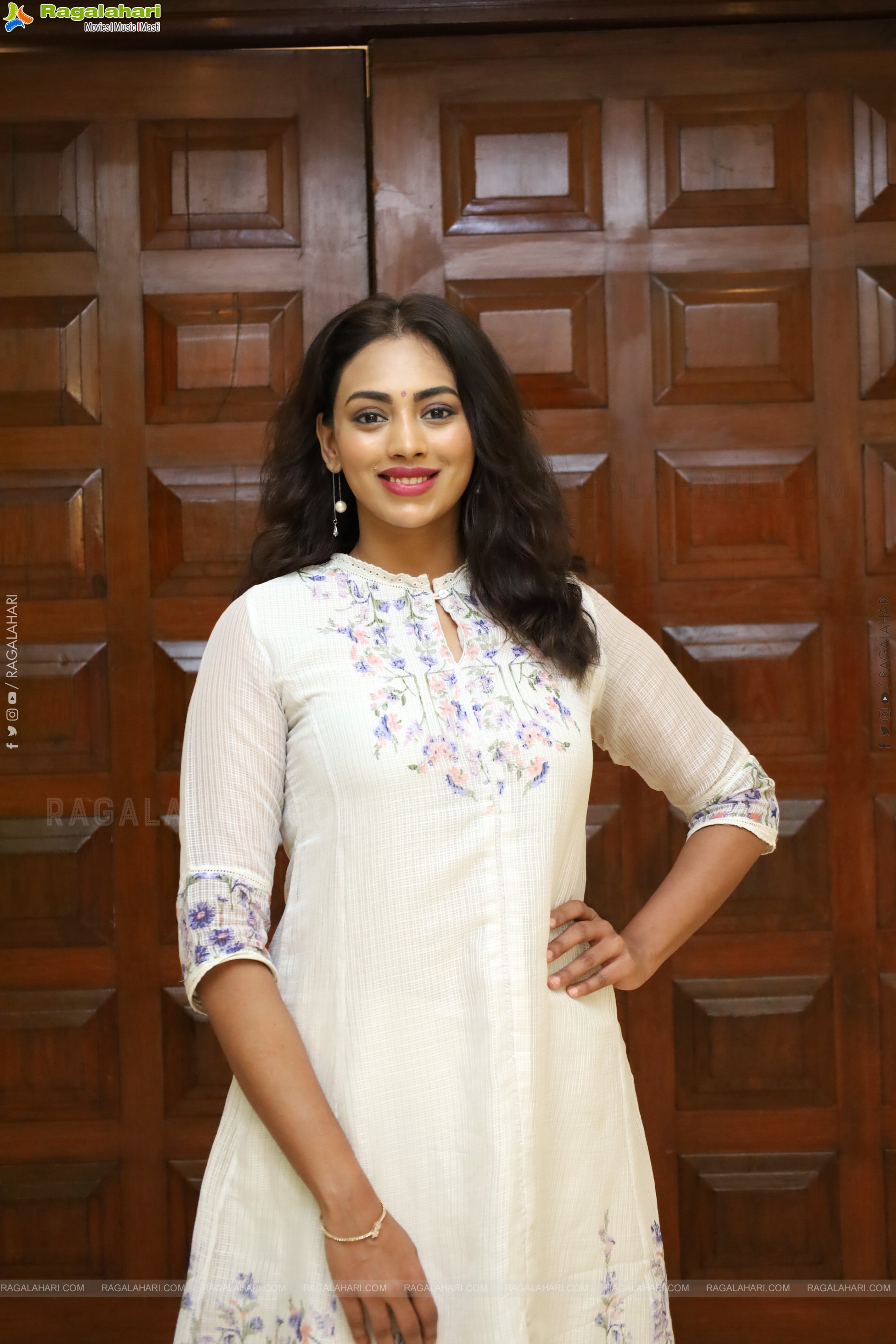 Kamakshi Bhaskarla at Sutraa Fashion Exhibition, HD Photo Gallery